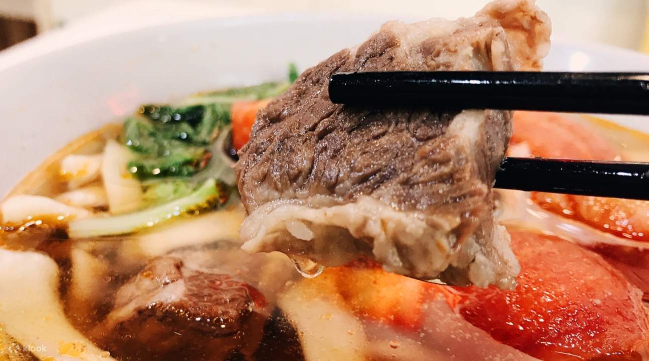 ก๋วยเตี๋ยวเนื้อมะเขือเทศเส้นแบน