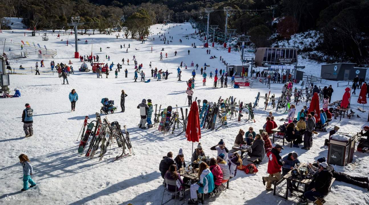 orang-orang duduk di meja sambil minum kopi di Thredbo Resort, Australia
