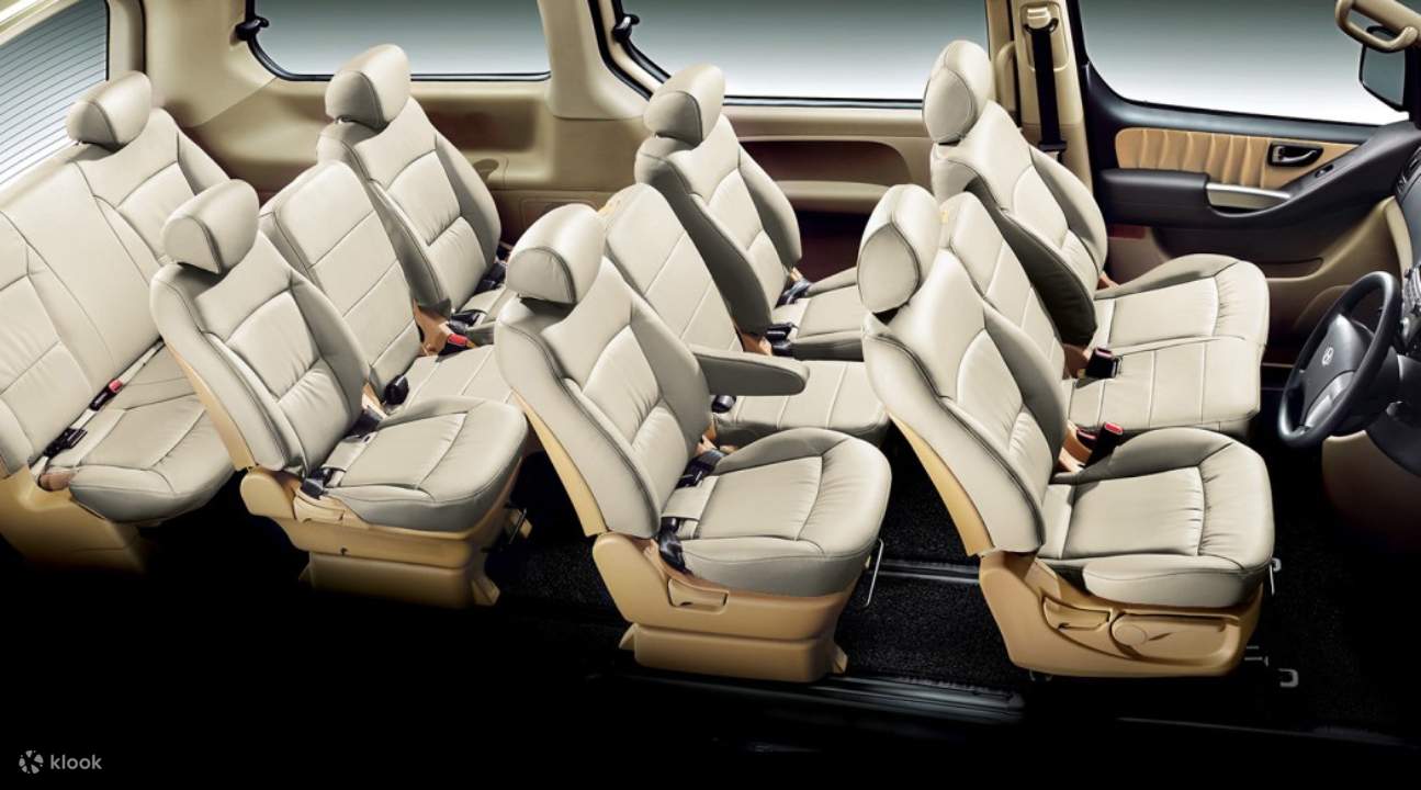 салон автобуса с белыми сиденьями