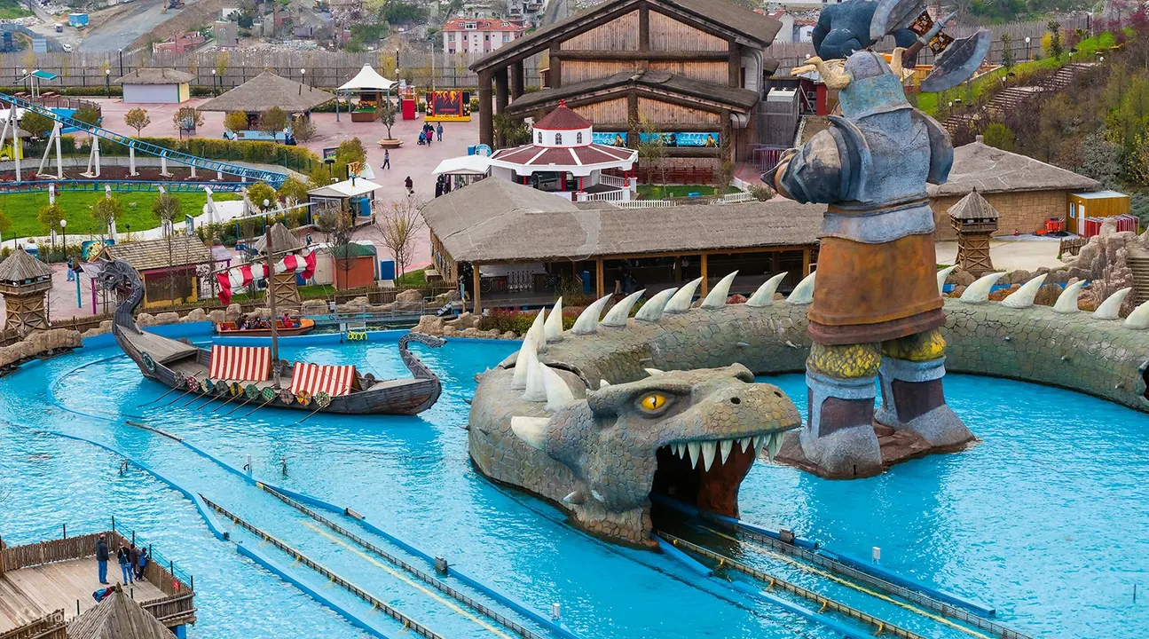 在 vialand 的伊凡布尔主题公园与龙和维京人雕像一起玩水上游乐设施