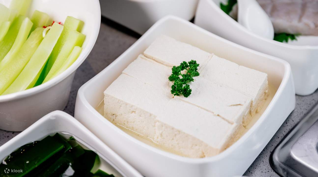 วัตถุดิบสดใหม่ร้าน haidilao hot pot ในย่านเหยามาไต๋ ฮ่องกง