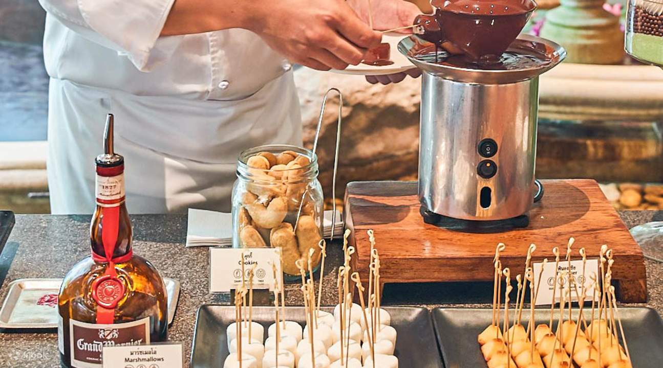 nước sốt sô-cô-la tại The Dining Room Buffet tại Grand Hyatt Erawan Bangkok