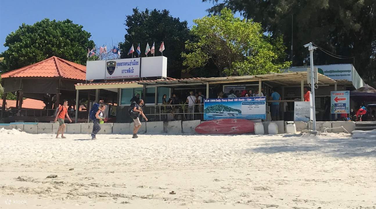 顧客在集合地點排隊等候，以便在蘭卡威島和麗貝島之間換乘