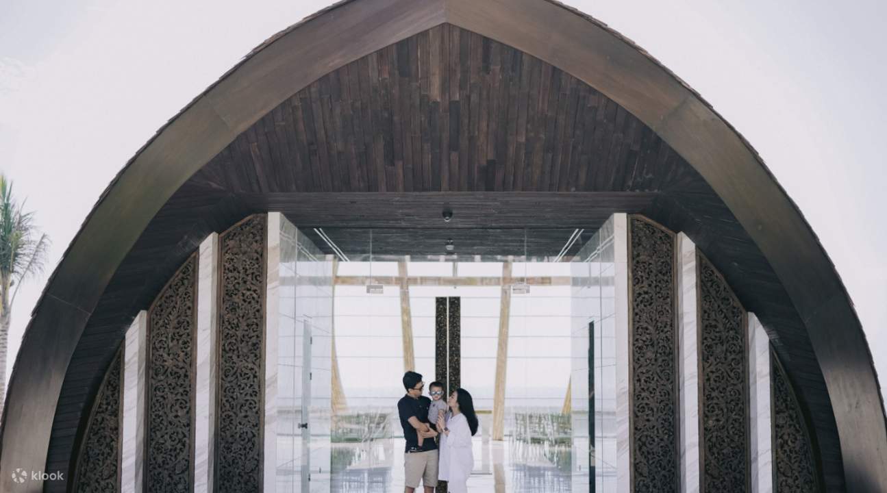 cặp đôi chụp ảnh với ống ngắm