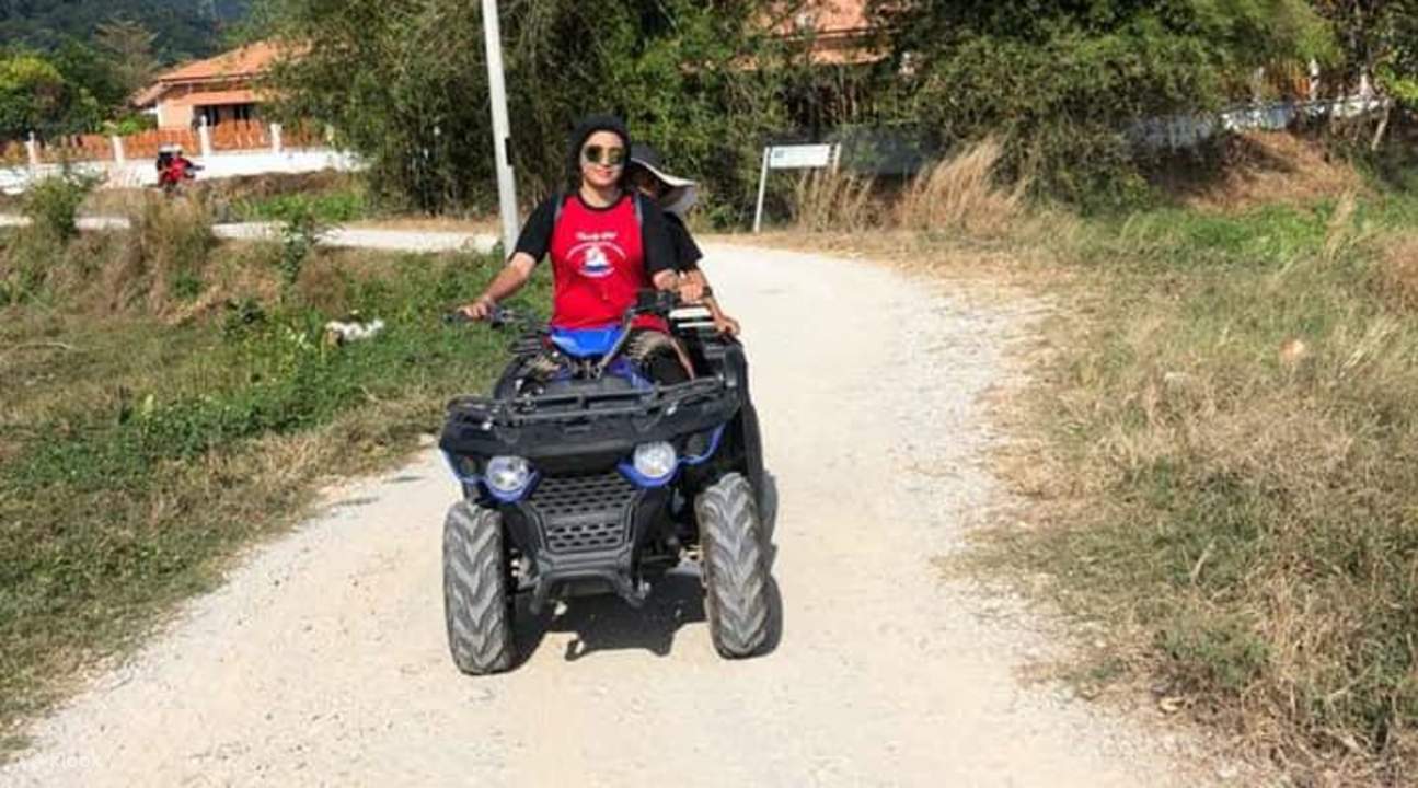 Los turistas disfrutan del paseo en ATV en Langkawi