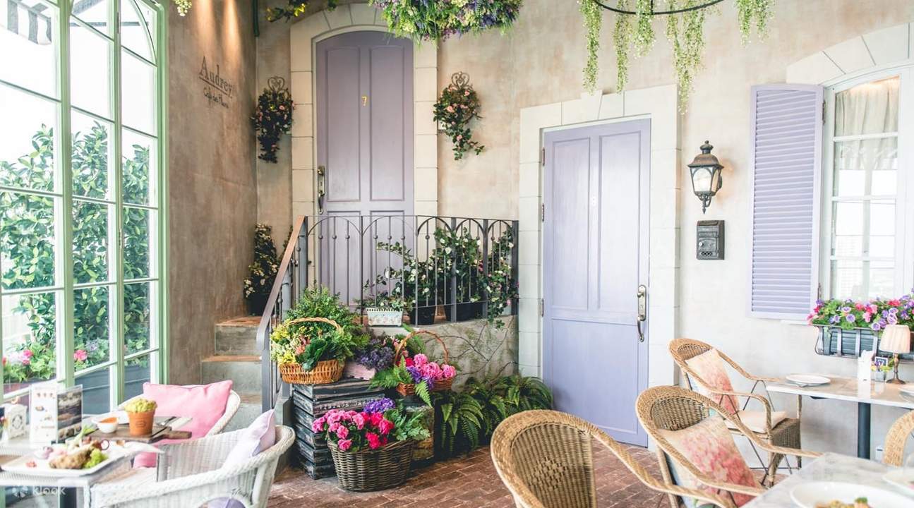 Interior Decoration of Audrey Cafe des Fleurs at EmQuartier