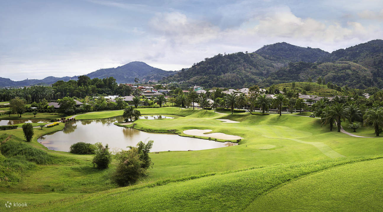 поле и пруд в гольф-клубе Loch Palm
