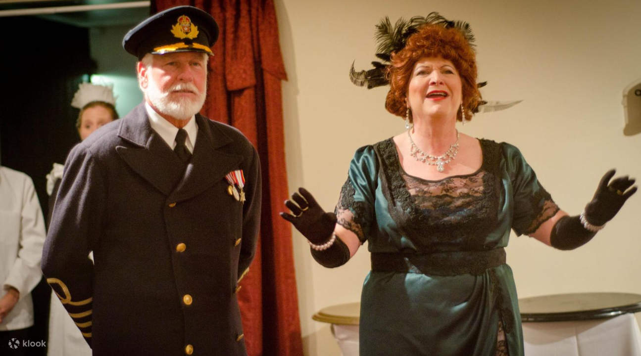 actores interpretando personajes en la exposición