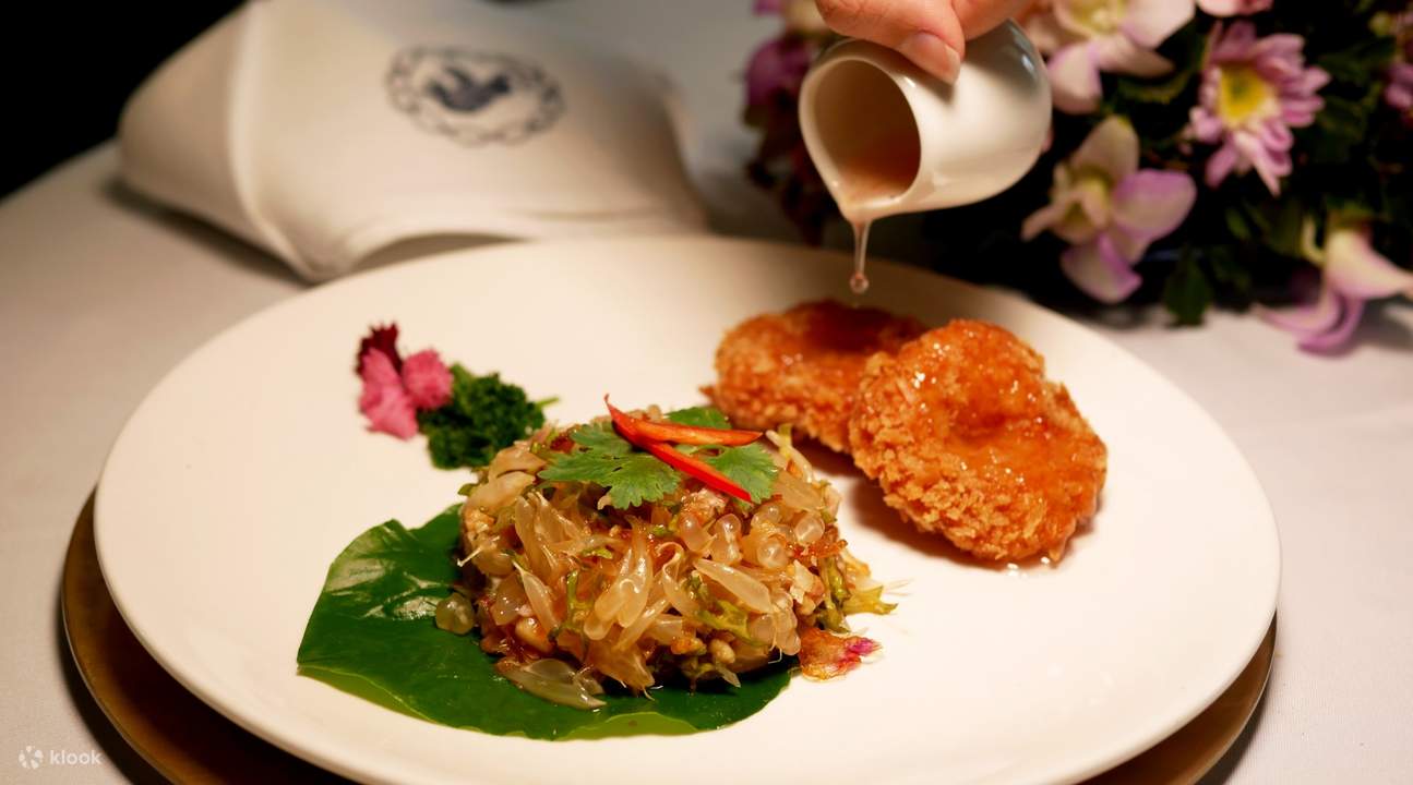 Tamarind Foie Gras and Pink Pomelo Salad di Blue Elephant di Phuket