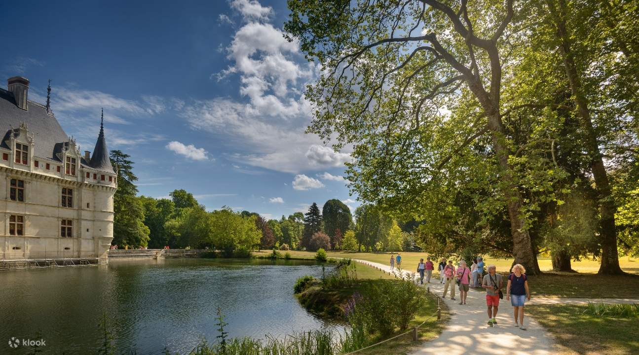una veduta del castello, del suo fossato e di una parte del suo giardino