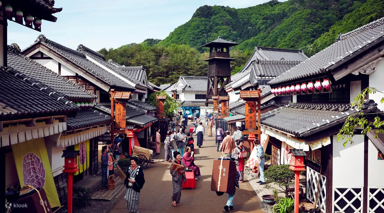 日本鬼怒川有房子和人的街道