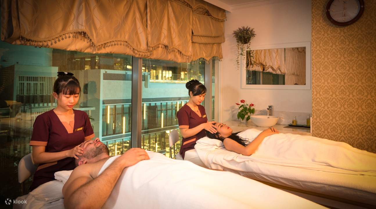 Pareja recibiendo un masaje en Ganila Hotel & Spa