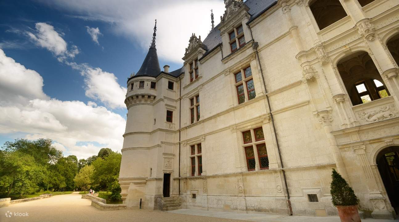 une photo de l'un des côtés du Château d'Azay-le-Rideau