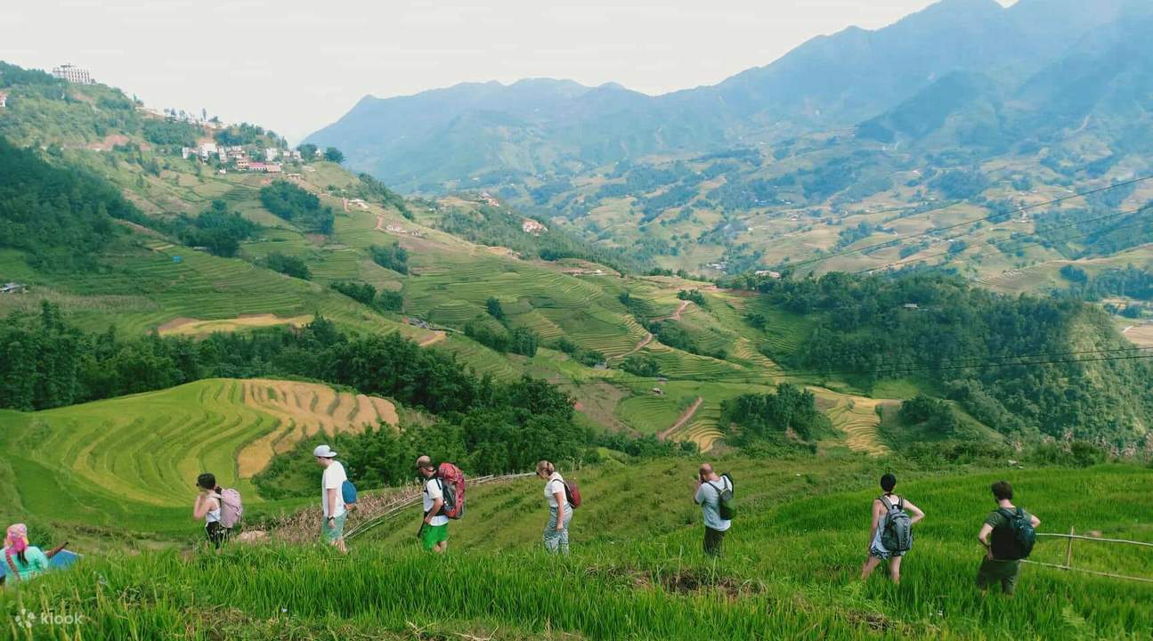 tourists hiking in sepa vietnam