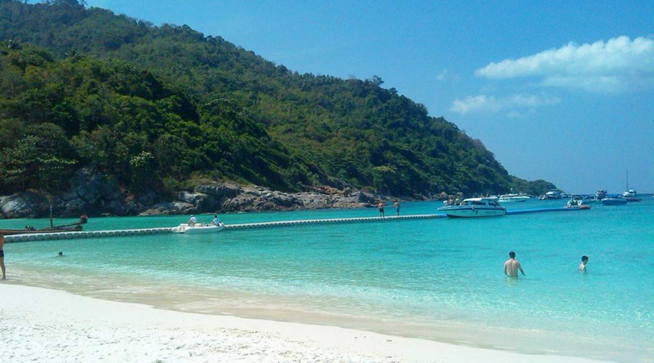 Strand auf Racha Island und Coral Island