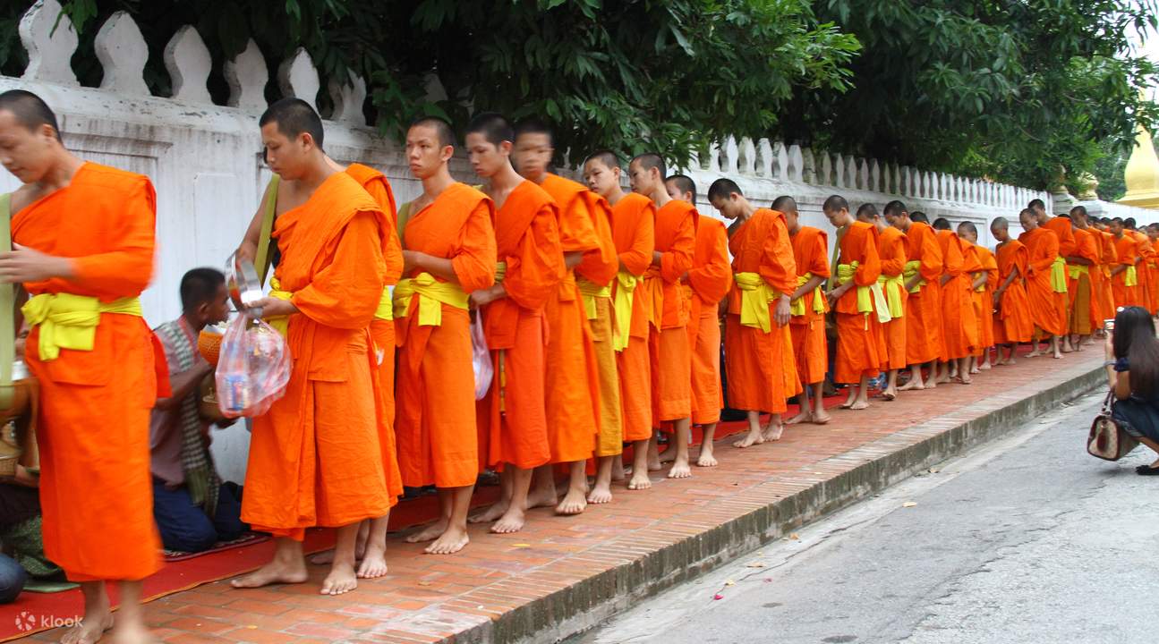 施しの儀式 ルアンプラバンの時間