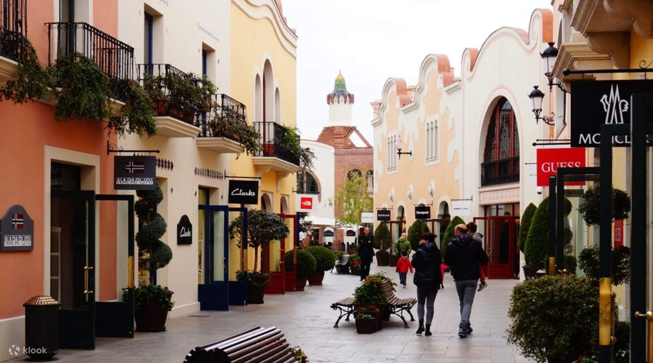 La Roca Village Outlet Shopping – BookTaxiBarcelona
