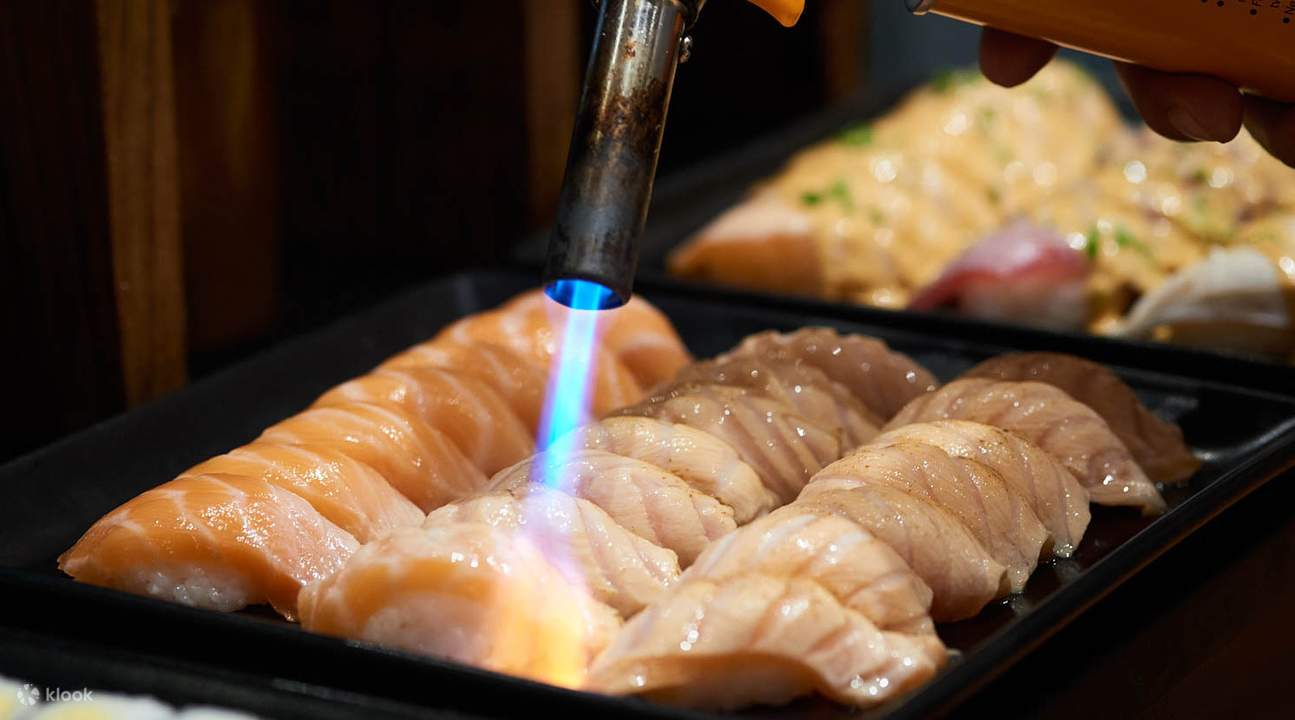 ซูชิแซลมอนเผา ที่ร้าน The Dining Room Buffet โรงแรมแกรนด์ ไฮแอท เอราวัณ กรุงเทพฯ