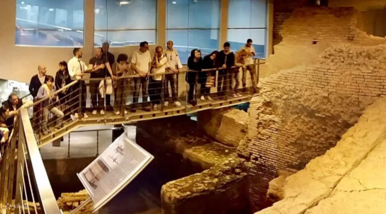 Touristen, die den unterirdischen Bereich unter dem Trevi-Brunnen erkunden