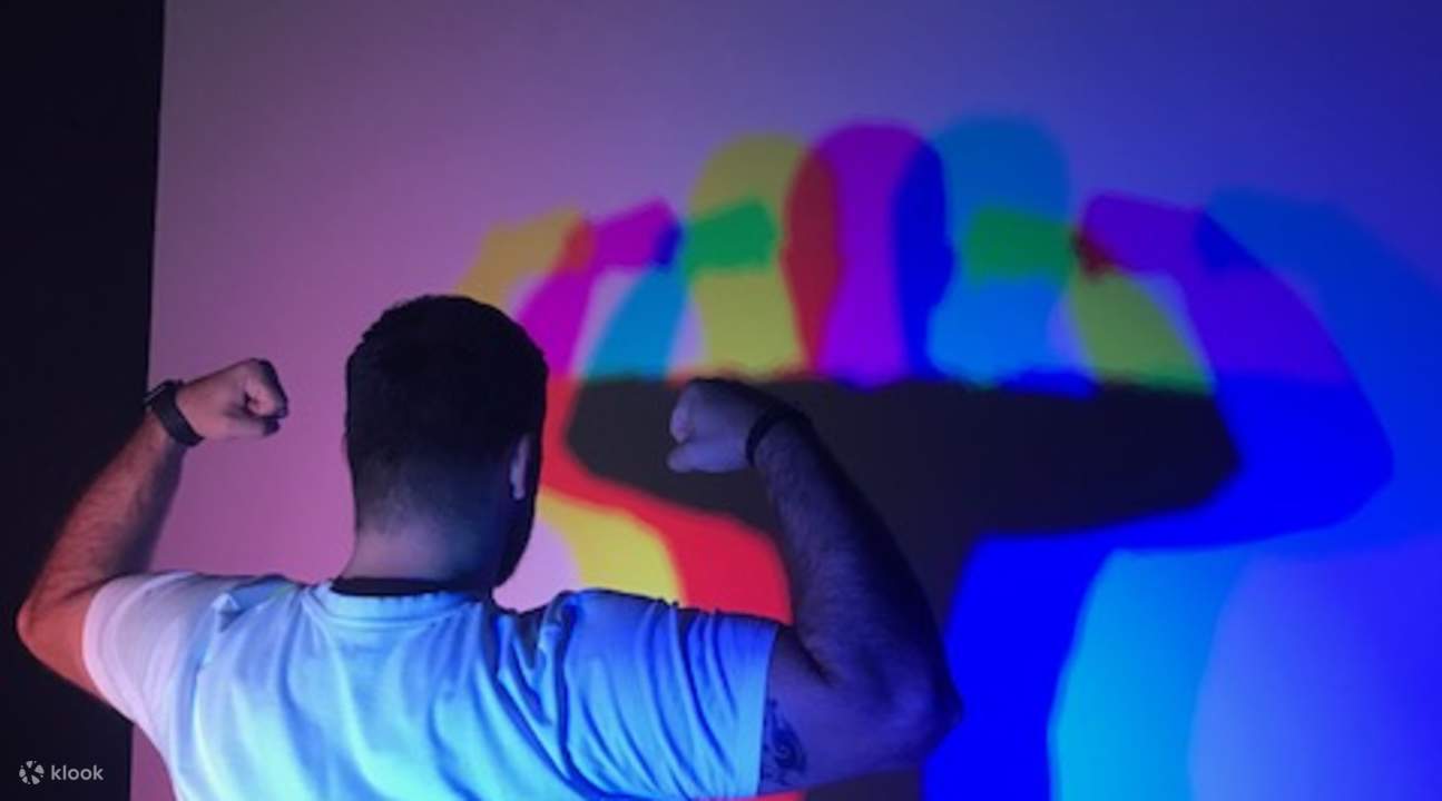 ชายยืนหันหน้าเข้ากำแพง