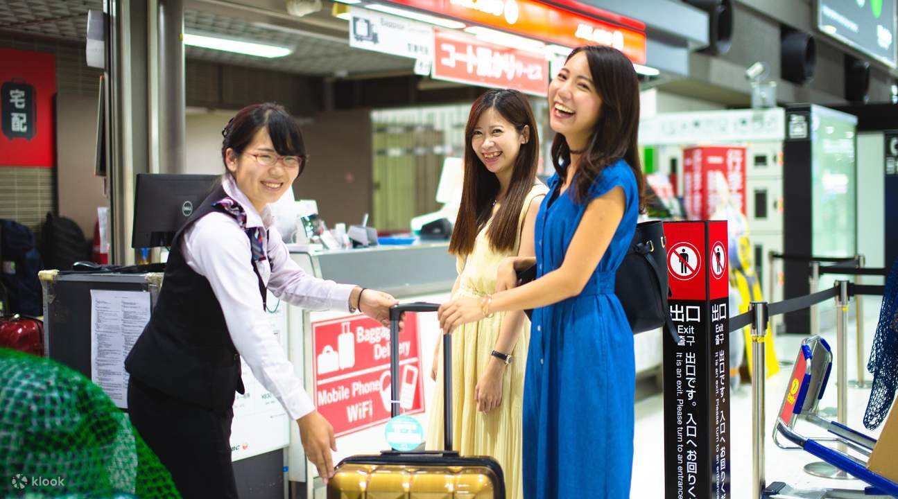 妇女在机场领取物品