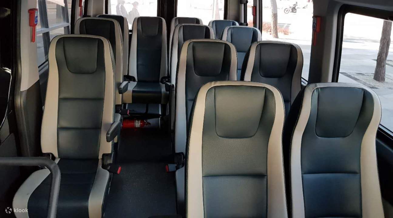 客车内饰采用黑色座椅和白色衬里