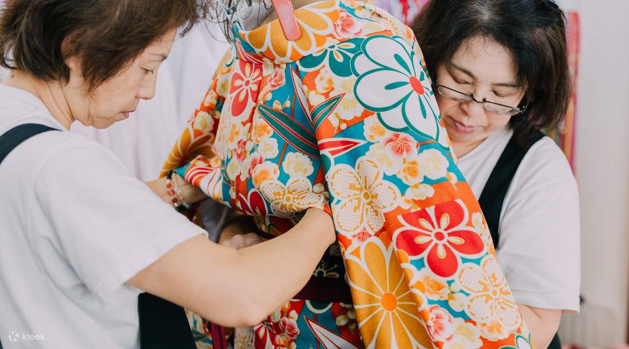 2 tủ đựng đồ có ma-nơ-canh mặc kimono