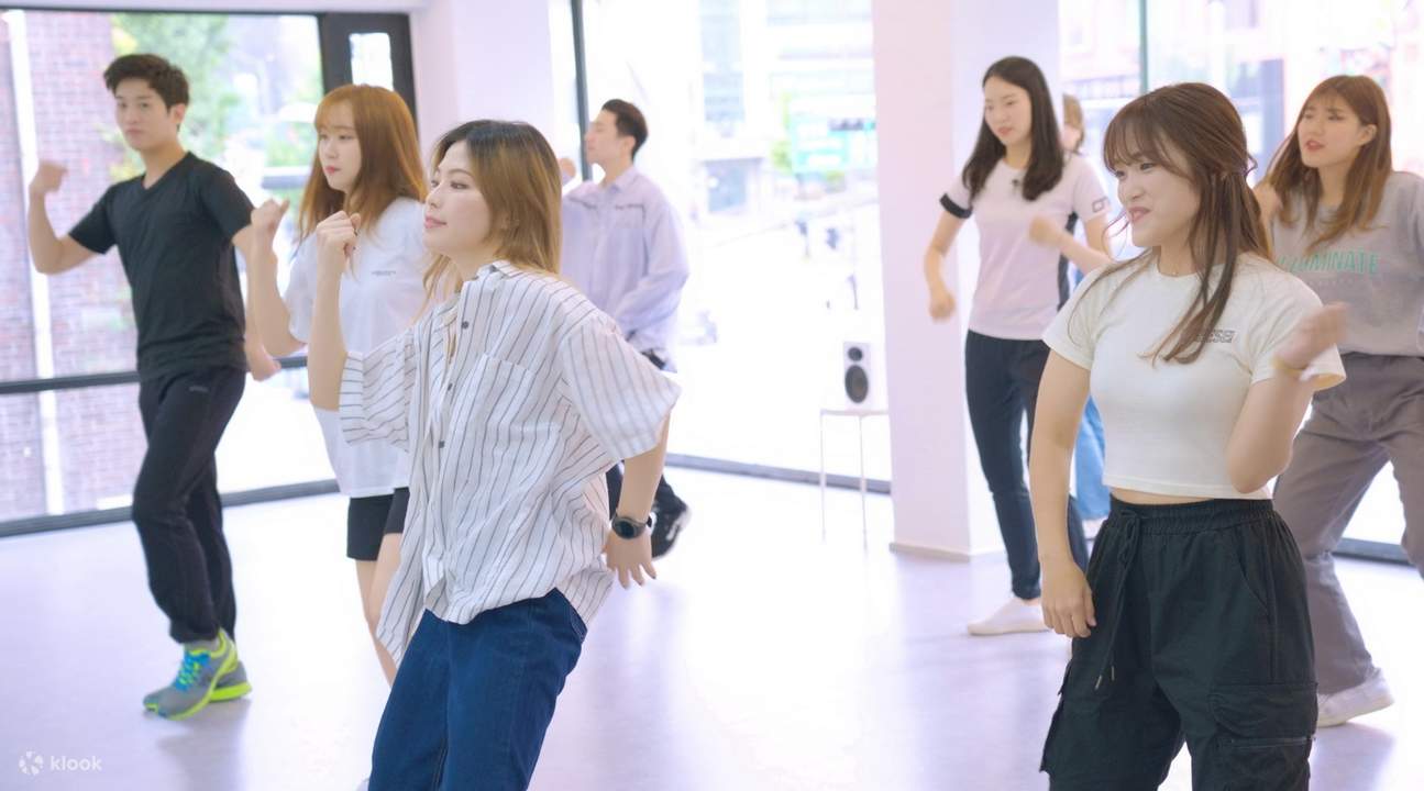 k-pop beginner dance class group photo