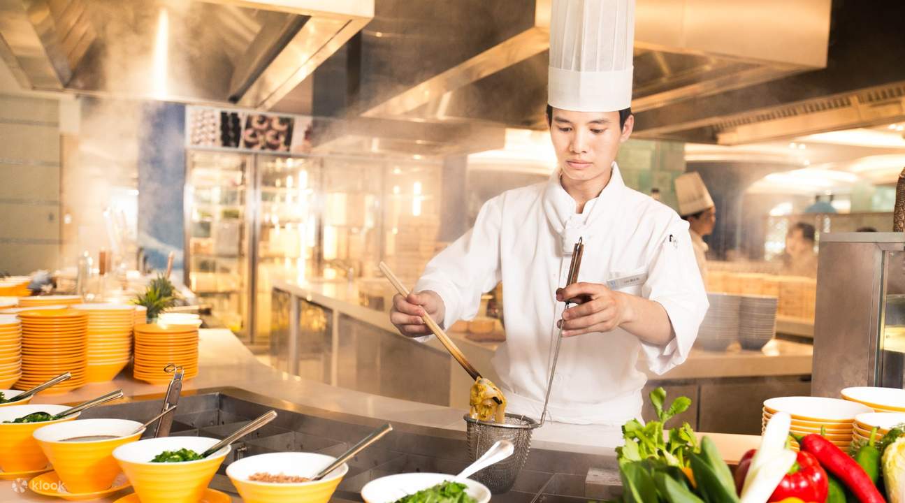 koki memasak makanan untuk buffet