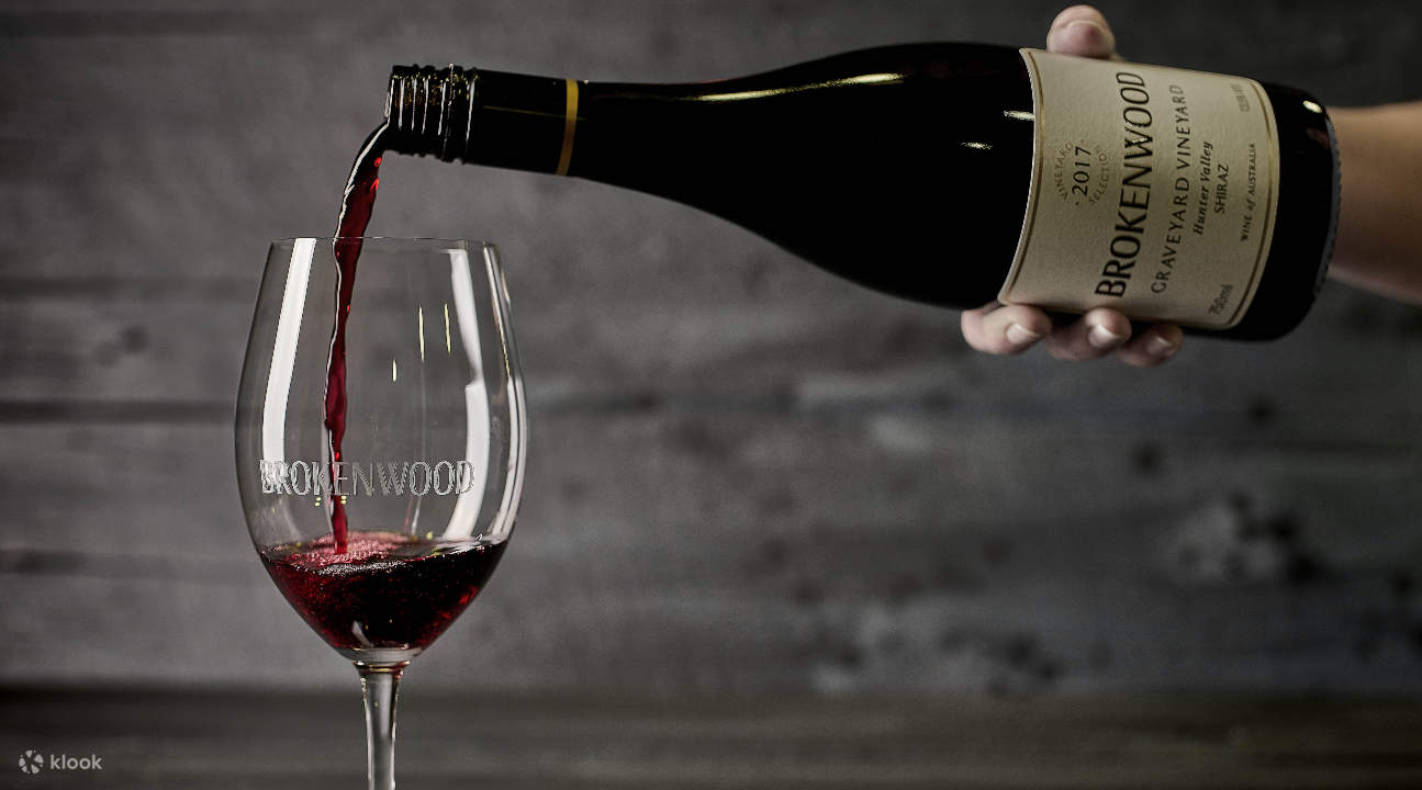 将 Brokenwood 葡萄酒倒入酒杯中