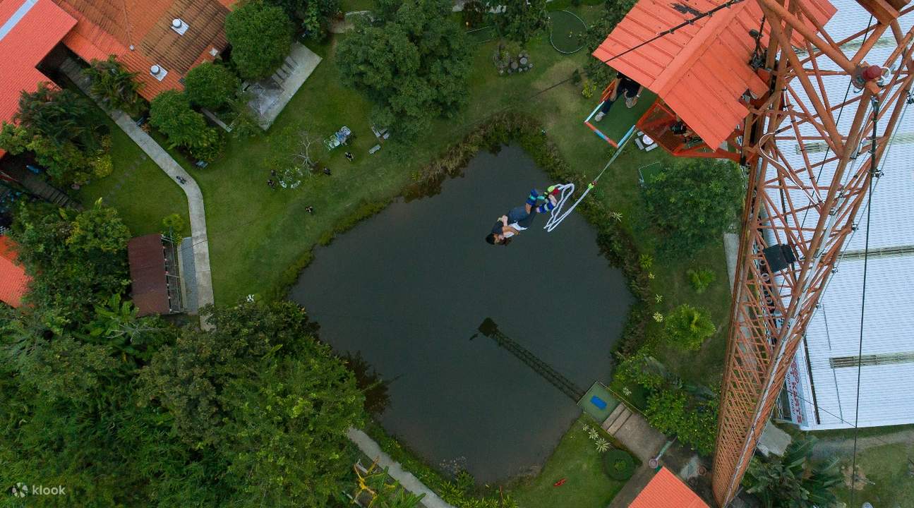 Il panorama mozzafiato di Chiang Mai renderà il tuo bungee jumping ancora più perfetto.