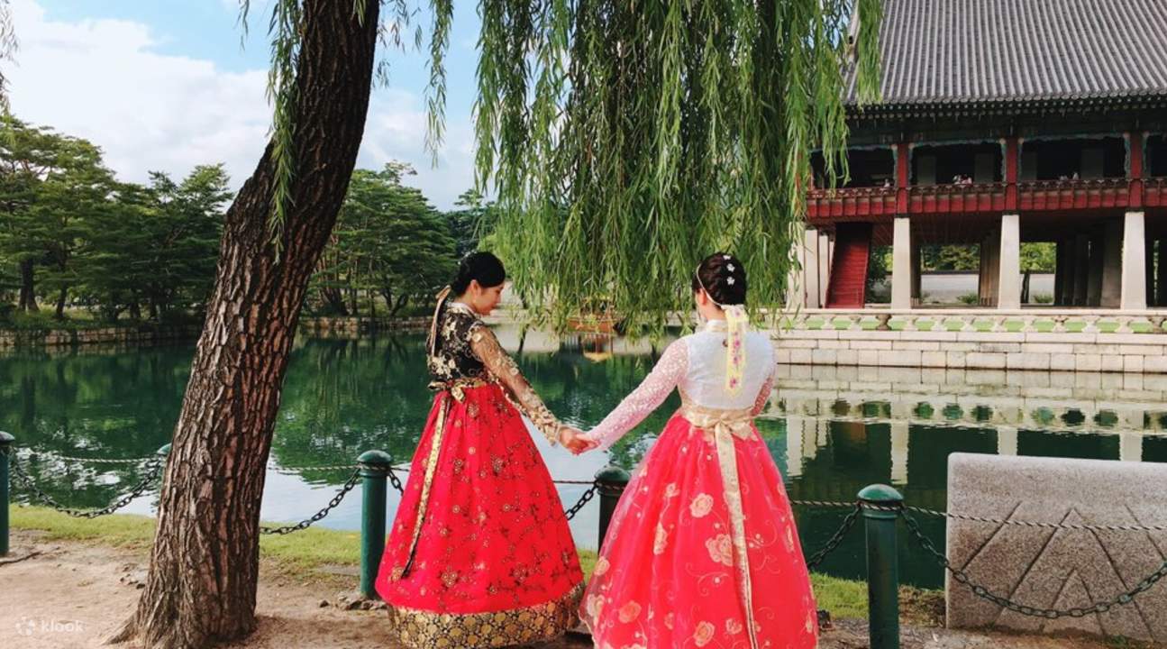 Gadis-gadis memakai hanbok di istana