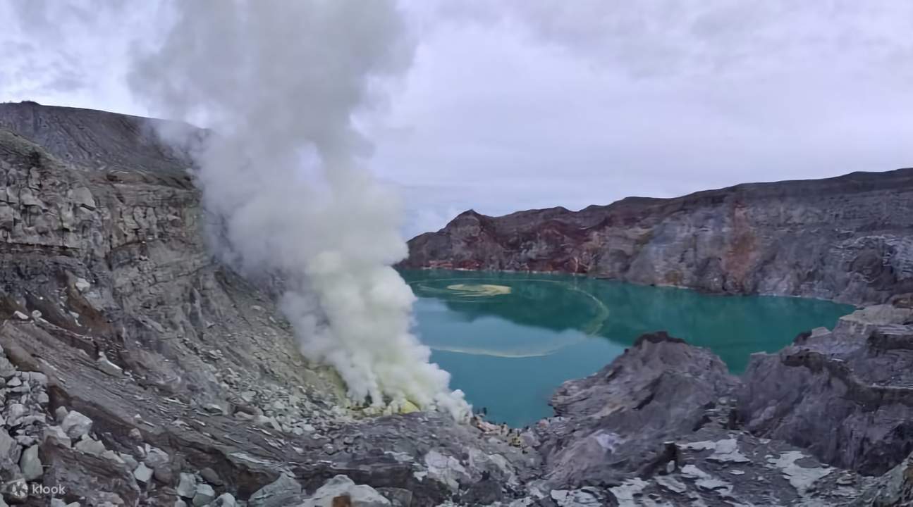 Kawah Ijen bersama pengunjung