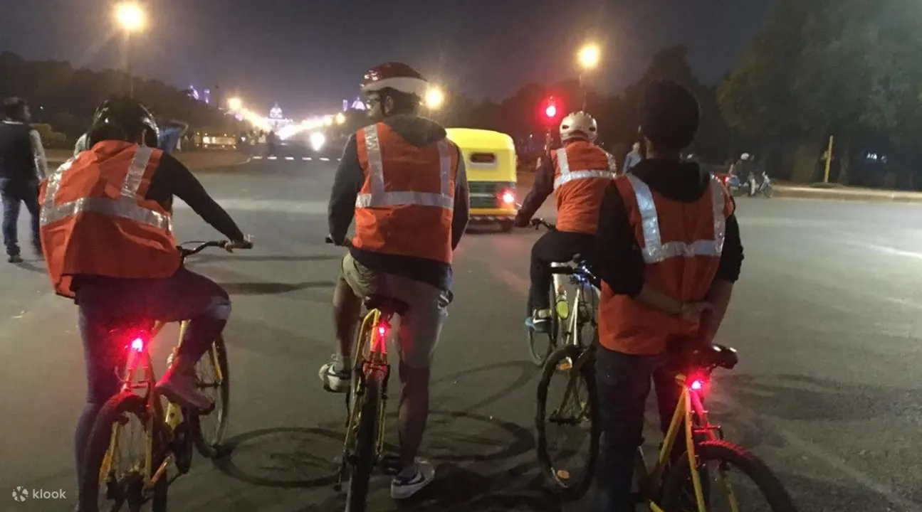 参与者在德里夜间自行车之旅中穿着反光背心