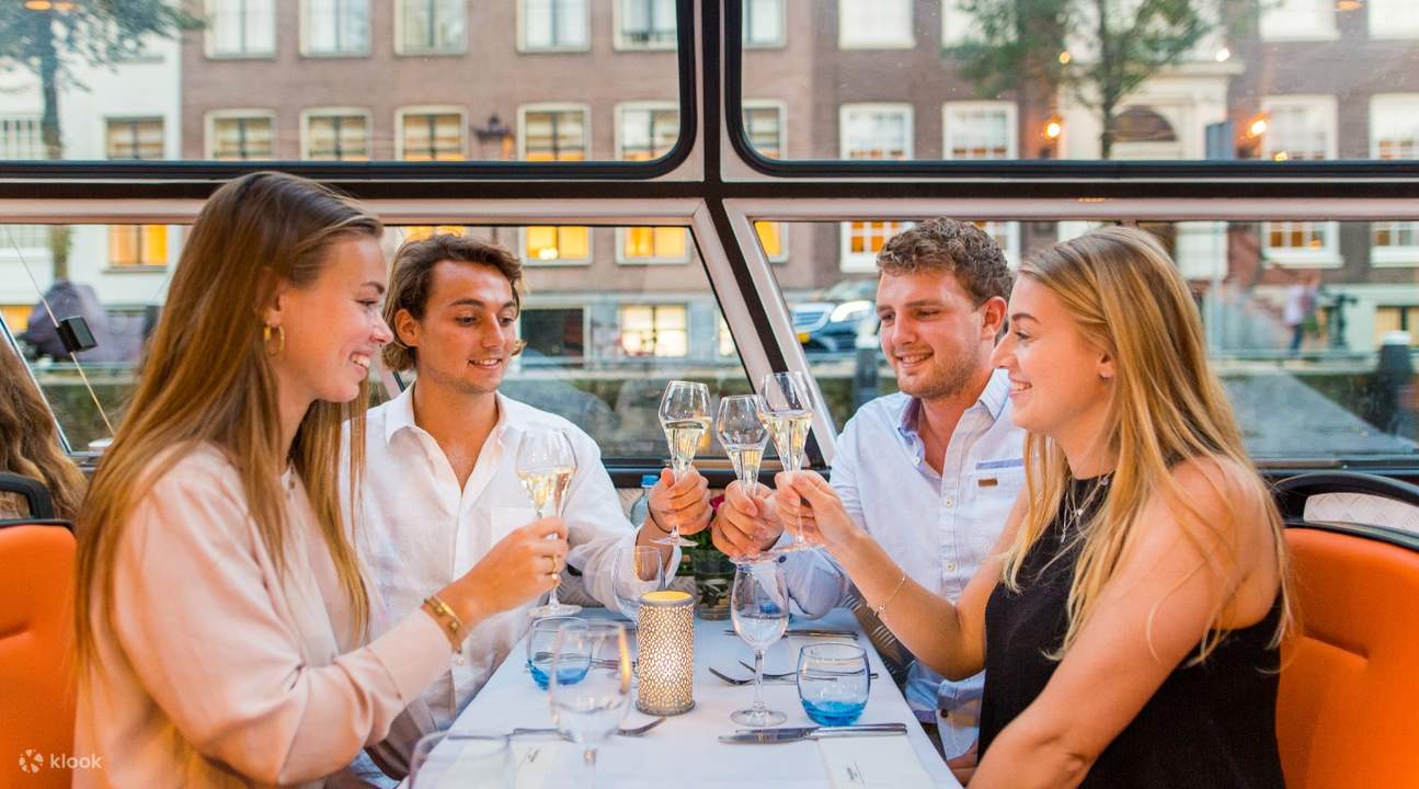 amis portant un toast à amsterdam dîner croisière
