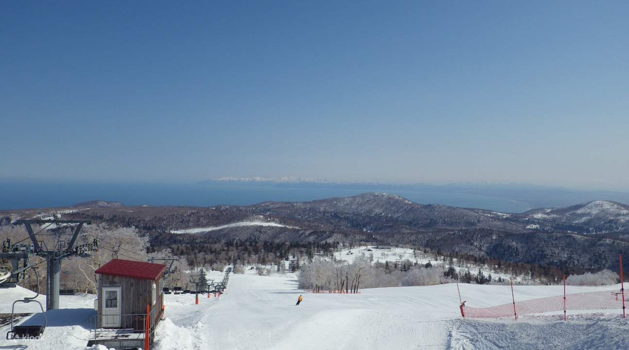 Shared RoundTrip Bus Transfer between Sapporo Kokusai Ski Resort and Sapporo or Jonzakei with