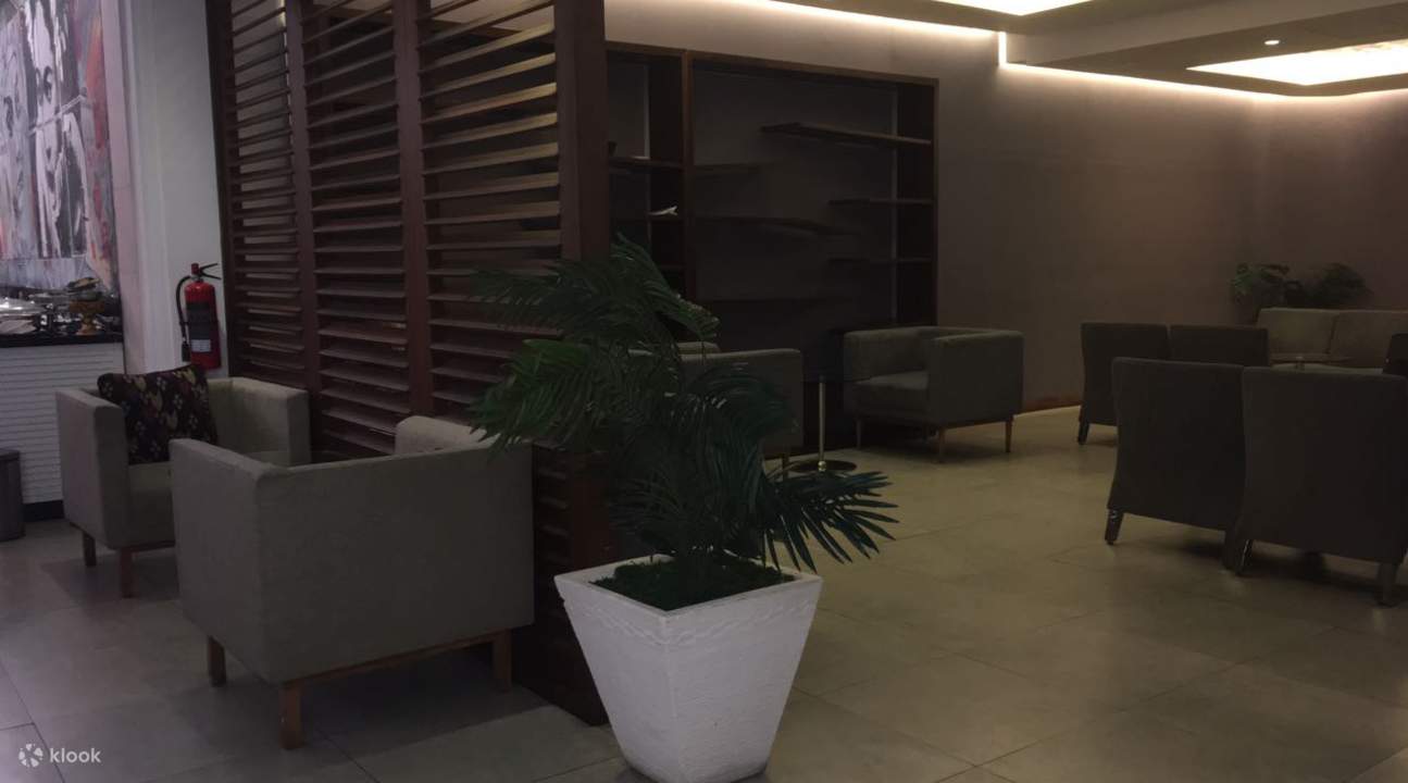 ห้องรับรองสนามบินนานาชาติงูระห์ไร ใกล้ประตูทางออกขึ้นเครื่อง