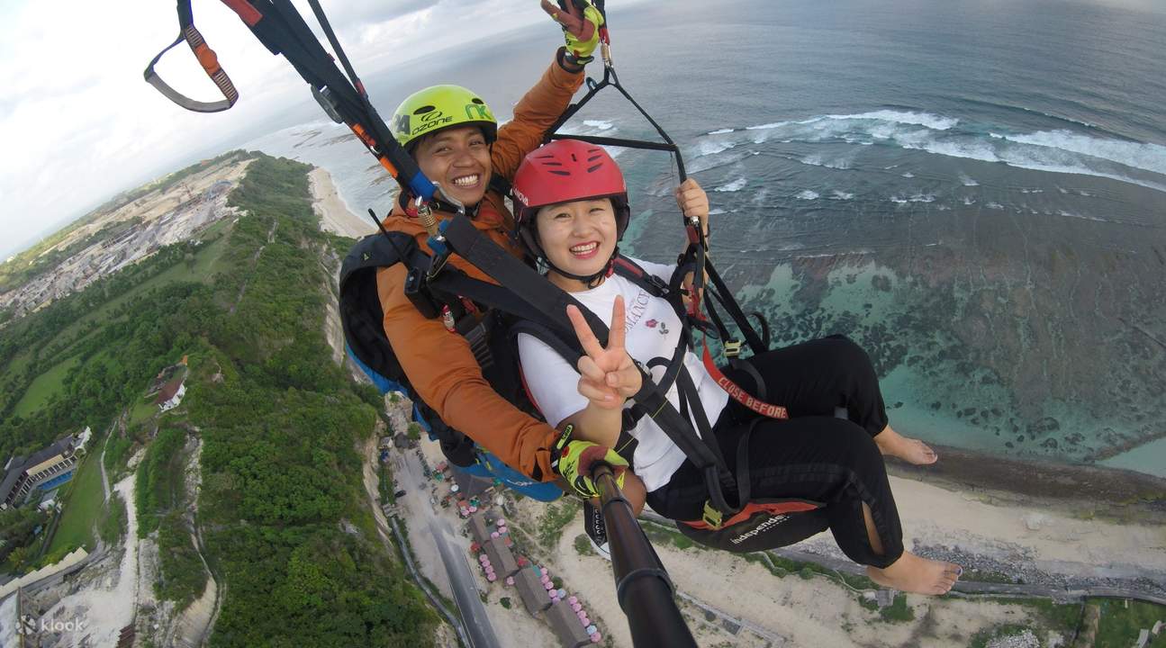 wanita mengambil gambar dirinya sendiri semasa melakukan aktiviti payung terjun