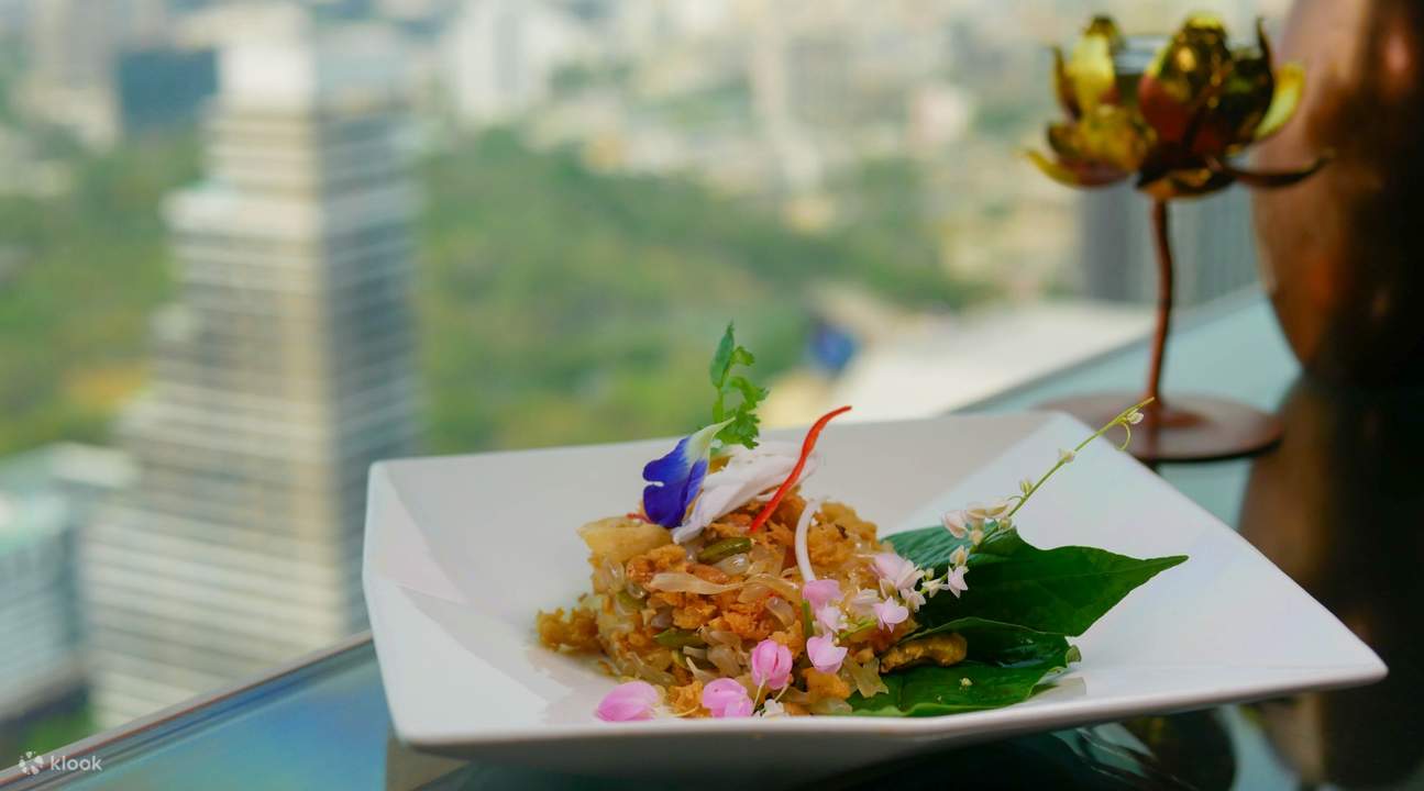 Daging Kepiting Renyah, Daun Sirih, Kacang Mete Panggang, Kacang Pinus, Gandum Utuh, Kelapa Muda, Jahe, dan Saos Asam di Saffron di Banyan Tree Bangkok