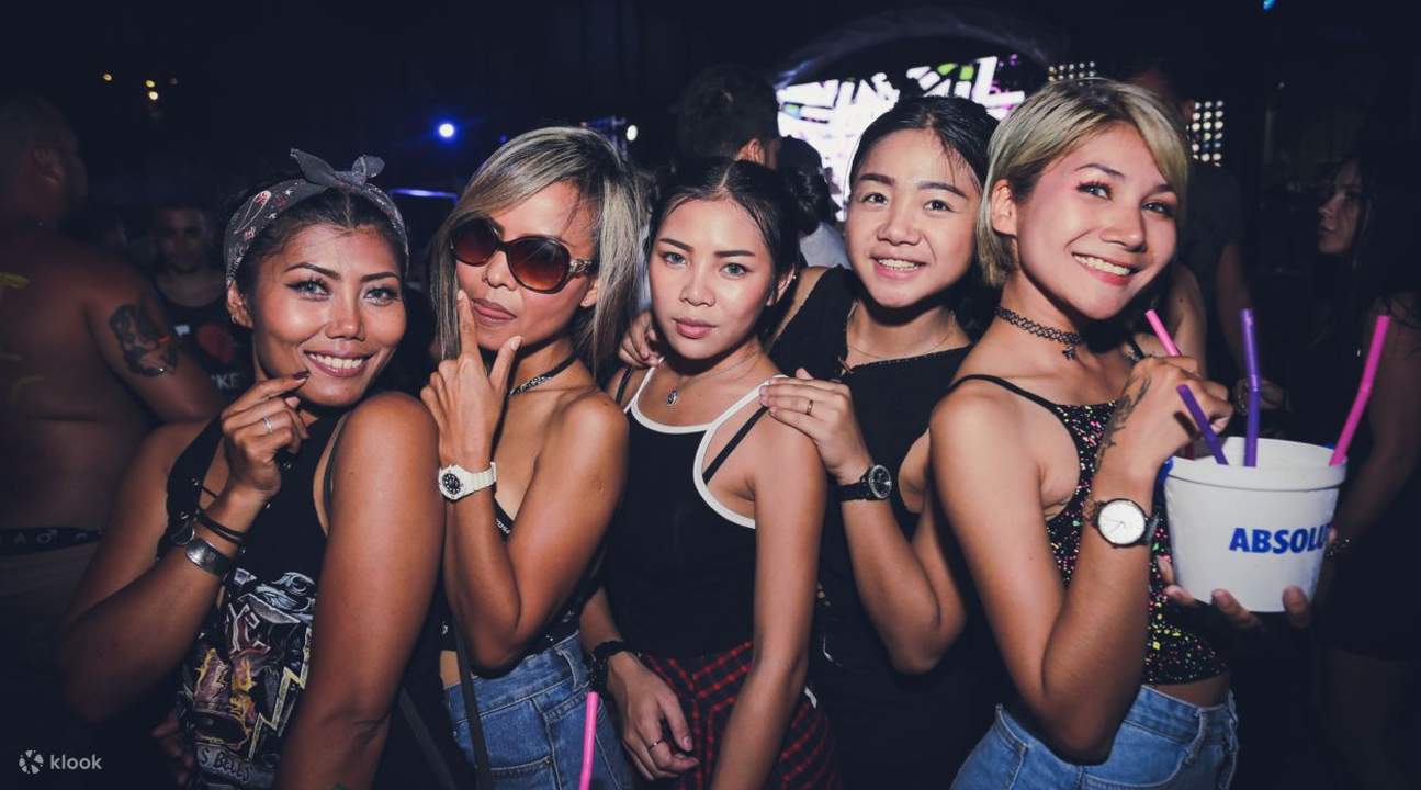 female party goers at Full Moon Party