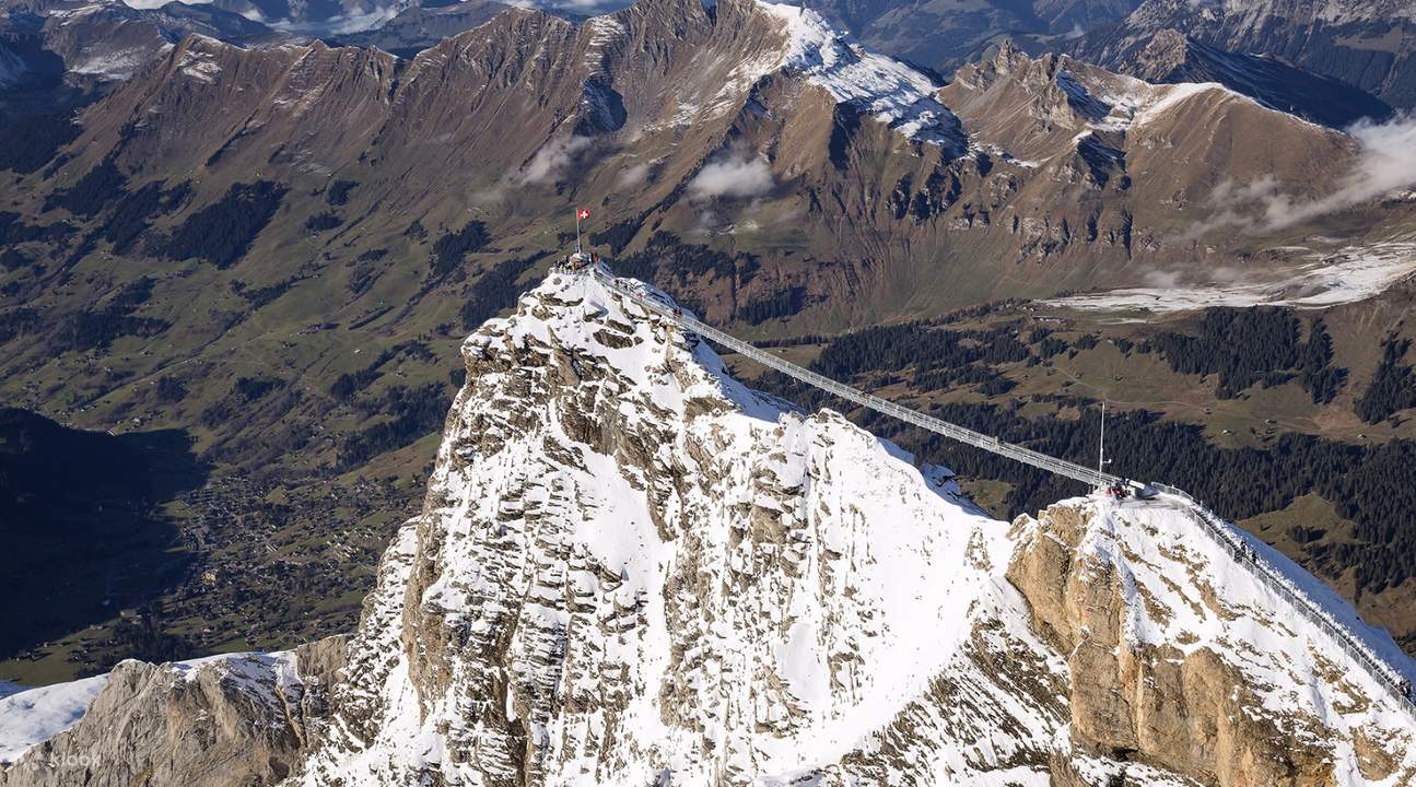 冰川3000巅峰索桥连接山与山