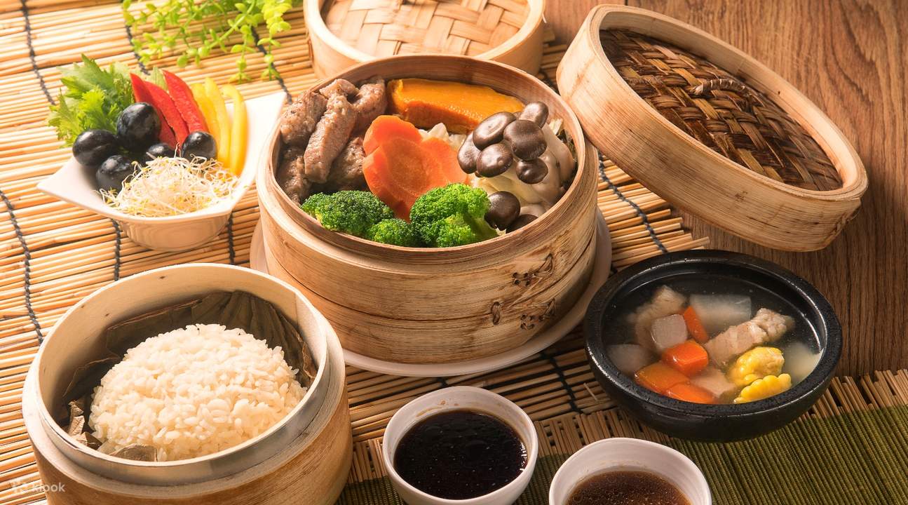 Ribs with black bean sauce and lotus leaf rice set at at Hsia lotus leaf rice in Taipei Arena Station 
