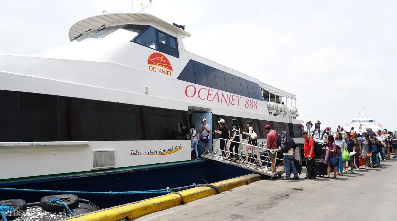 OceanJet 渡轮在码头上接待乘客