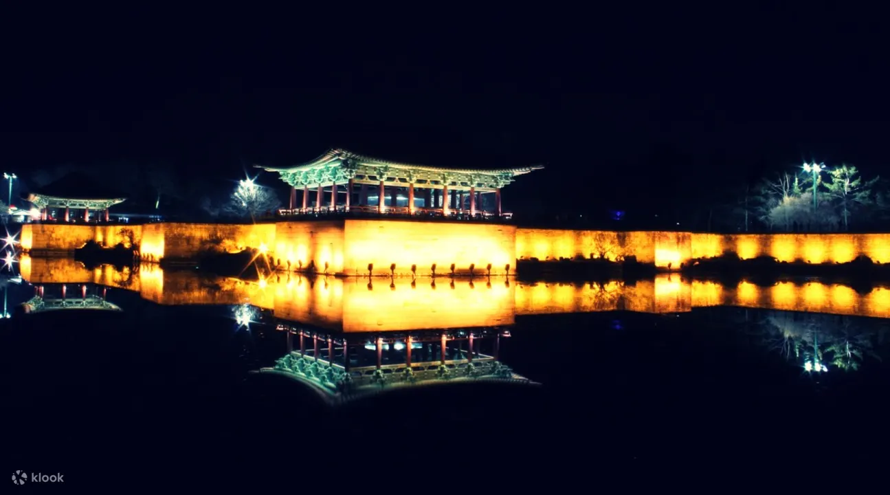 雁鸭池映照出的东宫夜景