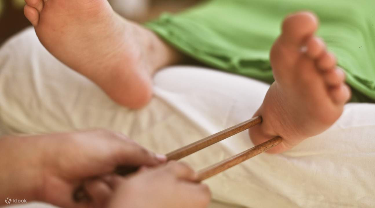 donne che si godono un massaggio ai piedi al Mandala Spa Boracay prezzo massaggio