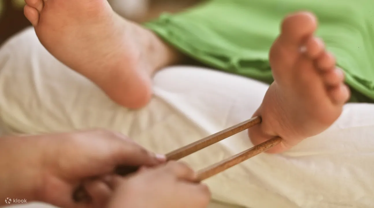女士们在 mandala spa boracay massage price 享受足部按摩