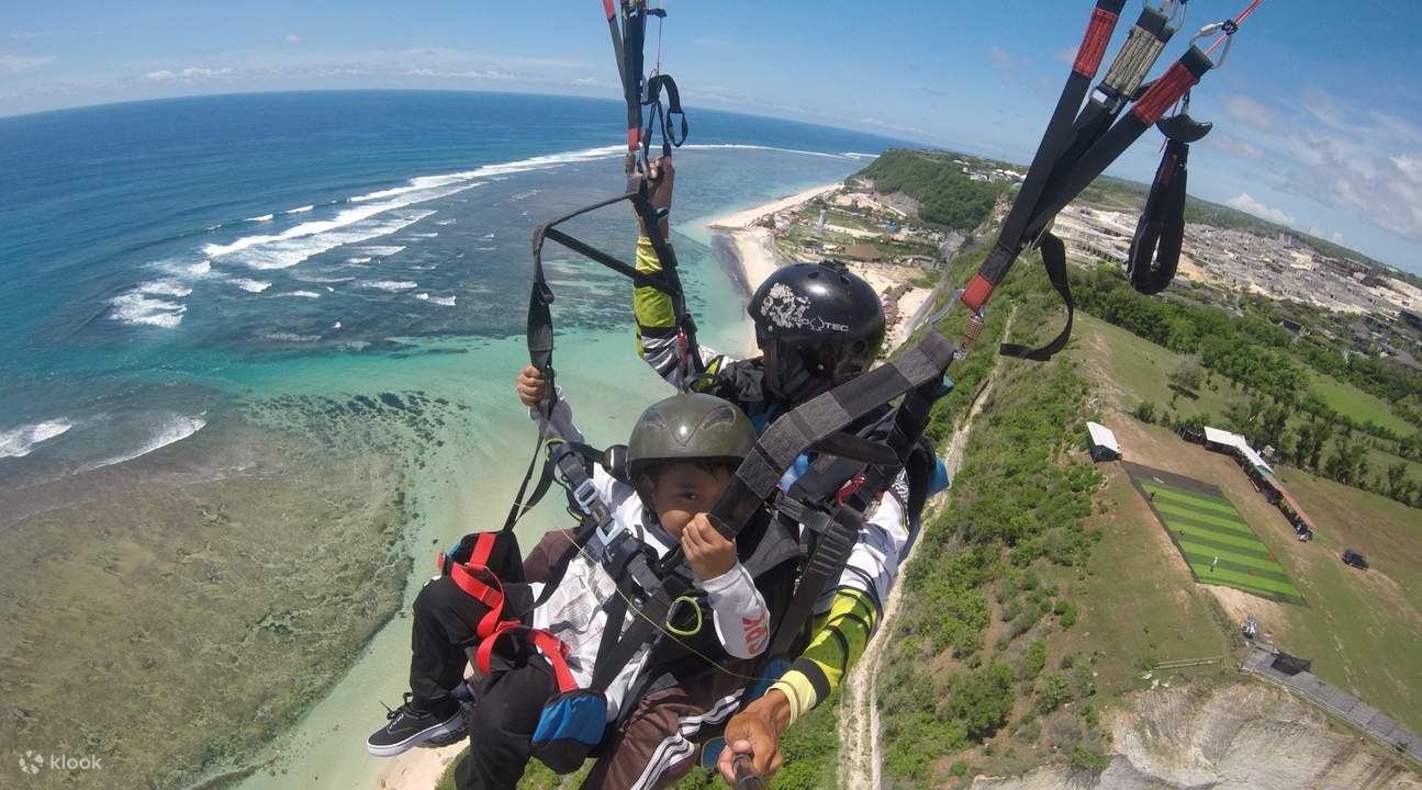 Petualangan Paragliding di Timbis Beach, Bali, Indonesia - Klook Indonesia