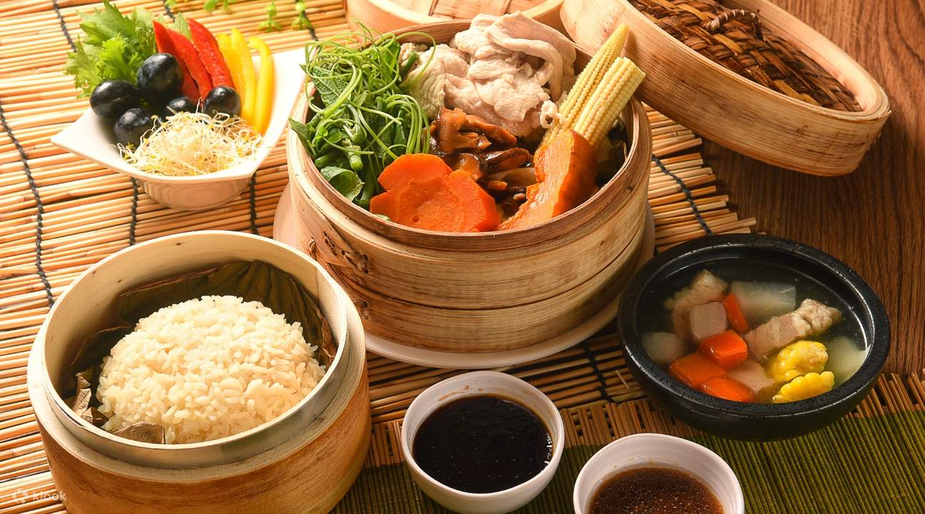 Mushroom and chicken lotus leaf rice set di Hsia lotus leaf rice di Taipei Arena Station 