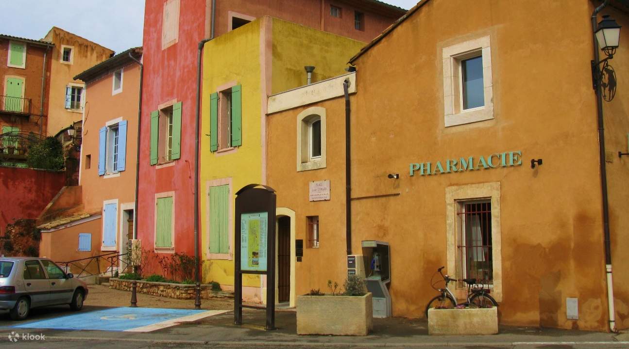colorful houses in Roussillon
