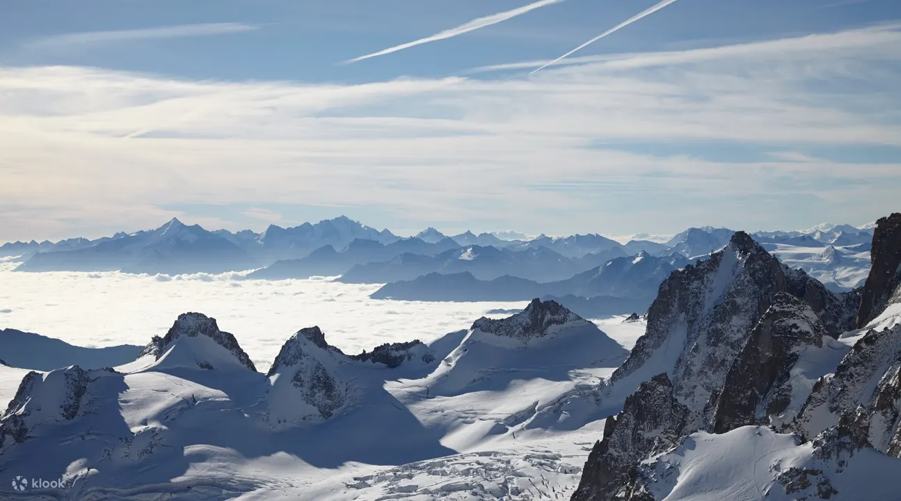 Chamonix Mont Blanc: Đẹp hùng vĩ và quyến rũ, Chamonix Mont Blanc là một trong những địa điểm du lịch nổi tiếng nhất ở Pháp. Hãy chiêm ngưỡng những khung cảnh hoang sơ của núi đỉnh cao này, đầy băng tuyết và thác nước hùng vĩ.